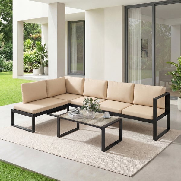 Modernes Garten-Lounge-Set bestehend aus einem Ecksofa mit schwarzen Metallrahmen, beigen Polstern und einem passenden Couchtisch auf einer Terrasse.