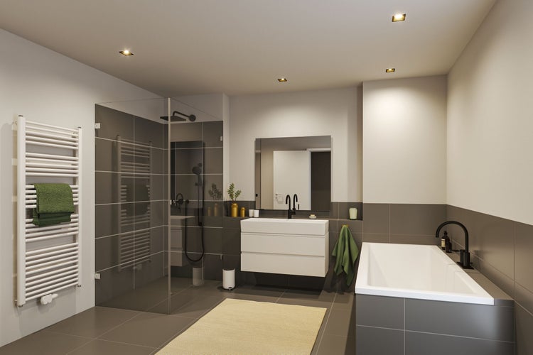 Modernes Badezimmer mit ebenerdiger Dusche, weißem Waschtisch, Badewanne, Handtuchheizkörper und grauen Fliesen. Hell und organisiert gestaltet.