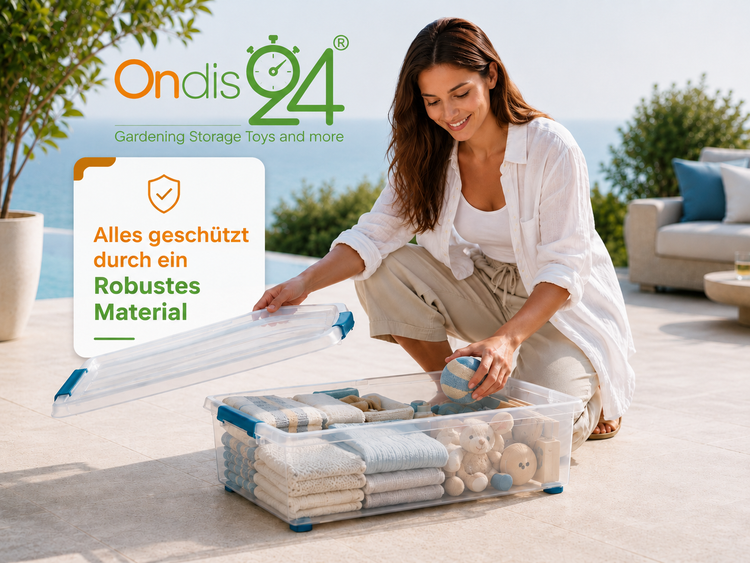 Eine Frau räumt Textilien und Spielzeug in eine transparente Kunststoff Aufbewahrungsbox von Ondis24 auf einer Terrasse mit Meerblick.