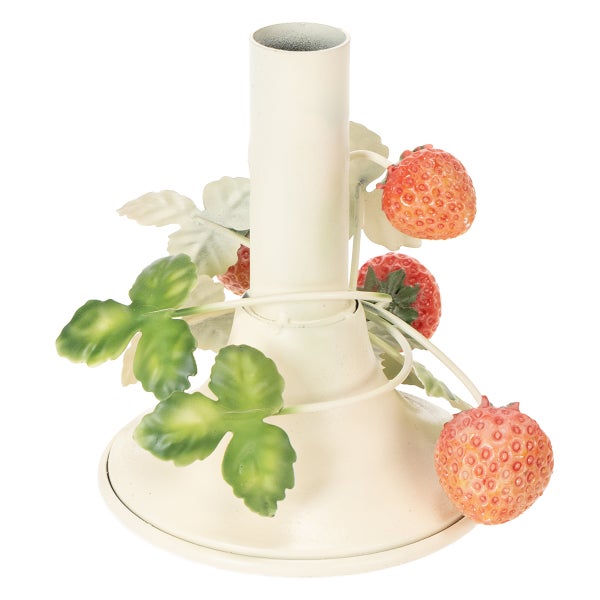 Cremefarbener Kerzenhalter aus Metall mit roten Erdbeeren und grünen Blättern.