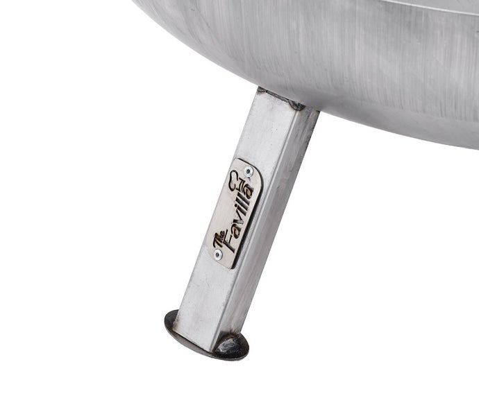 Detailansicht eines Beines einer Edelstahl Feuerschale mit The Favilla Logo Schild.