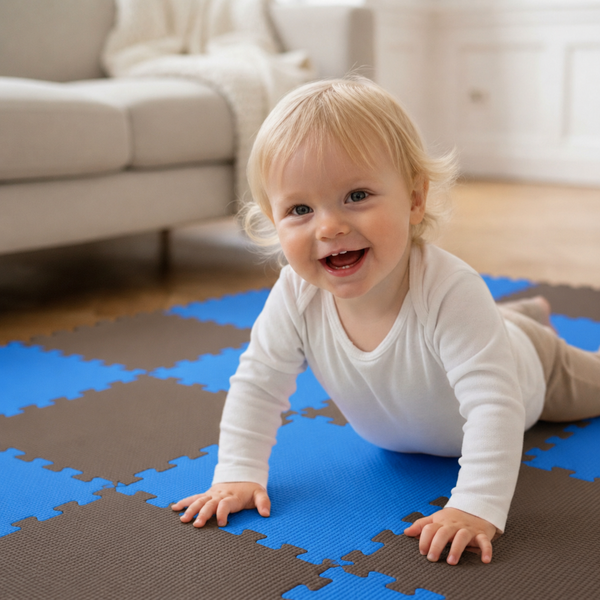 Ein Kleinkind krabbelt auf einer bunten Puzzlematte mit ineinandergreifenden Puzzleteilen im Wohnzimmer.