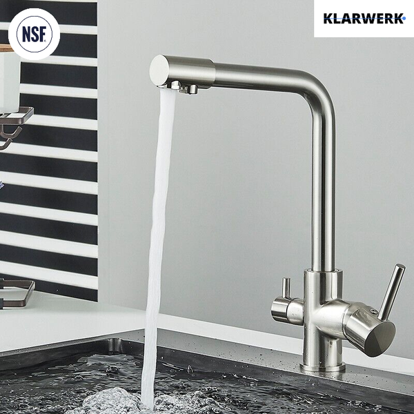 Drei-Wege-Küchenarmatur aus Edelstahl mit fließendem Wasser, NSF-Zertifizierung und Klarwerk Logo.