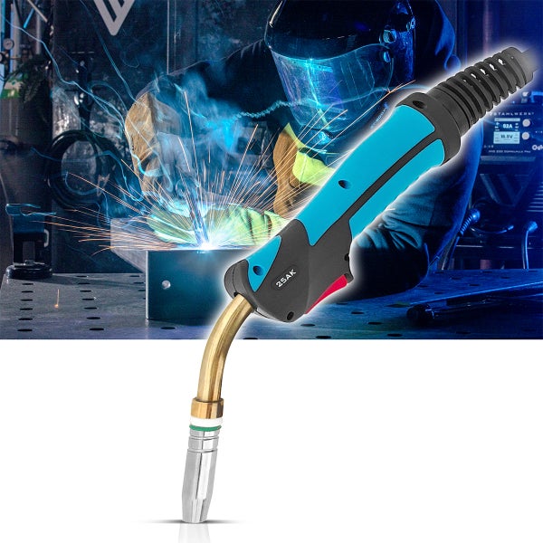 Schweißbrenner mit Schweißer bei der Arbeit