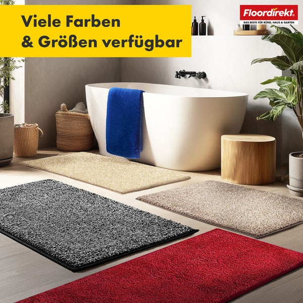 Badezimmer Szene mit Badewanne und mehreren farbigen Badteppichen von Floor direkt.