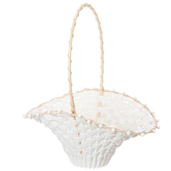 Weißer geflochtener Dekokorb mit hohem Henkel aus Naturmaterial.