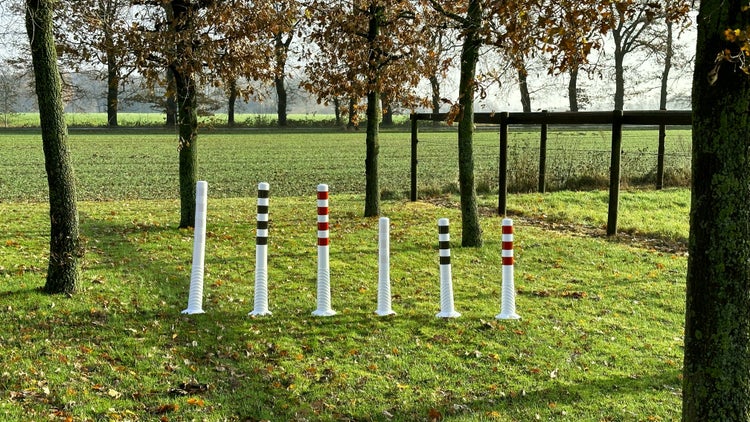 2 Stück Absperrpfosten Poller flexibel weiß, rote reflektierende Folie, selbstaufrichtend inkl. Befestigung 100cm