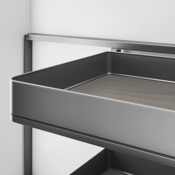 Auszugstablare für Küchenschränke aus Metall mit Boden in Holzoptik.