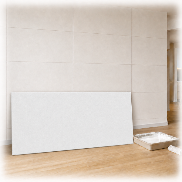 Leere Leinwand vor einer gefliesten Wand mit Farbwannen und Farbroller auf einem Holzboden.