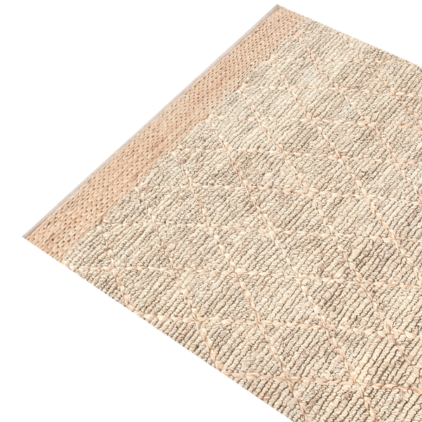 Beiger gewebter Teppich aus Naturfaser mit Rautenmuster.