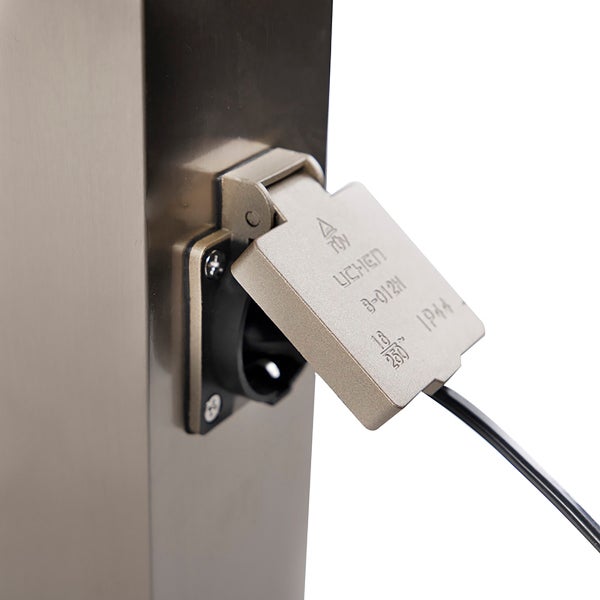 Außensteckdose aus Edelstahl an einer Energiesäule mit Uchen Logo auf dem spritzwassergeschützten Klappdeckel und eingestecktem Kabel.