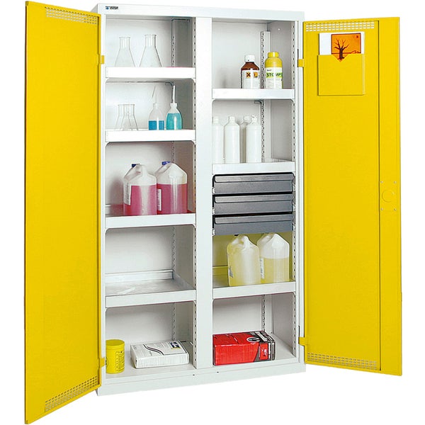 Metall-Umweltschrank für Chemikalien mit gelben Flügeltüren, Fachböden und Schubladen, gefüllt mit Laborbedarf und Behältern.