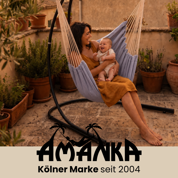 Frau mit Baby in einem Hängesessel auf einer Terrasse umgeben von Topfpflanzen mit Amanka Logo