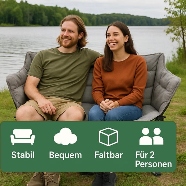 Zwei Personen sitzen auf einem stabilen, bequemen und faltbaren Sofa im Freien