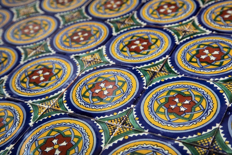 Detailansicht von kunstvollen, verzierten Zementfliesen mit Mustern