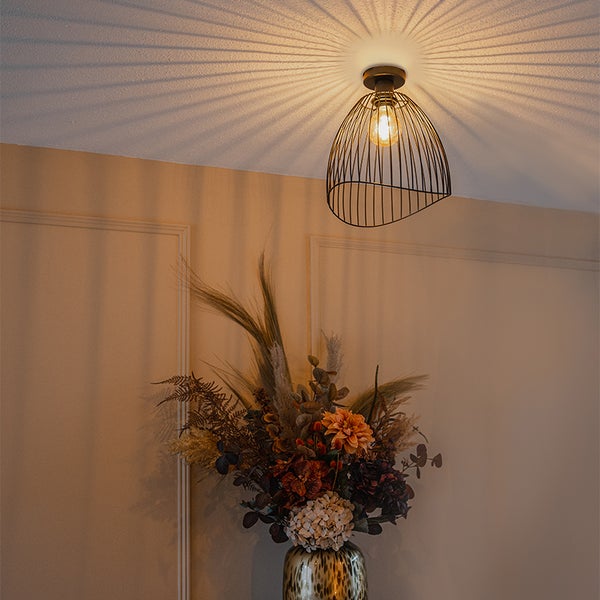 Deckenleuchte mit einem Lampenschirm aus Metalldraht und dekorativen Lichteffekten