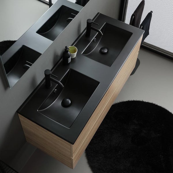 Badezimmerwaschtisch mit zwei schwarzen Waschbecken, Armaturen und Holzunterschrank.
