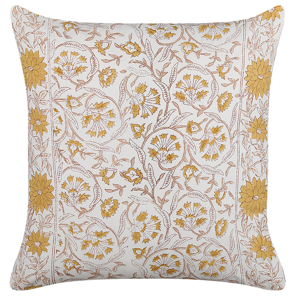 Quadratisches Zierkissen aus Stoff mit gelbem Blumenmuster und floralen Ornamenten.
