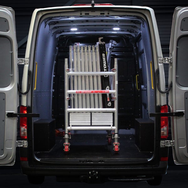 Aluminium Gerüst im Laderaum eines Lieferwagens mit geöffneten Türen