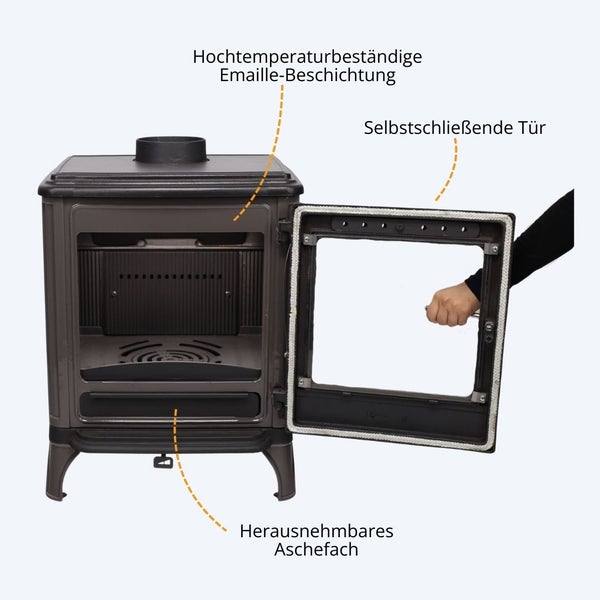 Grauer Kaminofen mit offener Glastür, hitzebeständiger Emaille-Beschichtung, selbstschließender Tür und herausnehmbarem Aschefach.