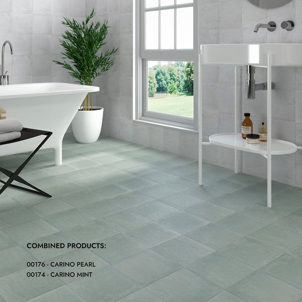 Modernes Badezimmer mit mintgrünen Bodenfliesen und hellen Wandfliesen, freistehende Badewanne und Waschbecken mit Untergestell.