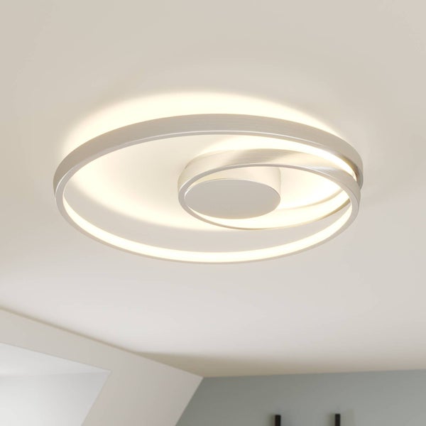 Moderne LED-Deckenleuchte aus gebürstetem Metall in Spiralform mit warmweißem Licht.