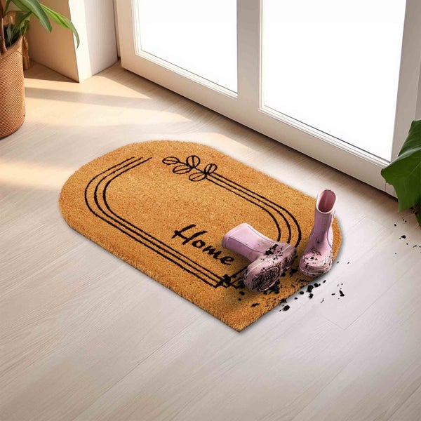 Fußmatte aus Kokosfaser mit Aufschrift Home und zwei Kindergummistiefeln davor