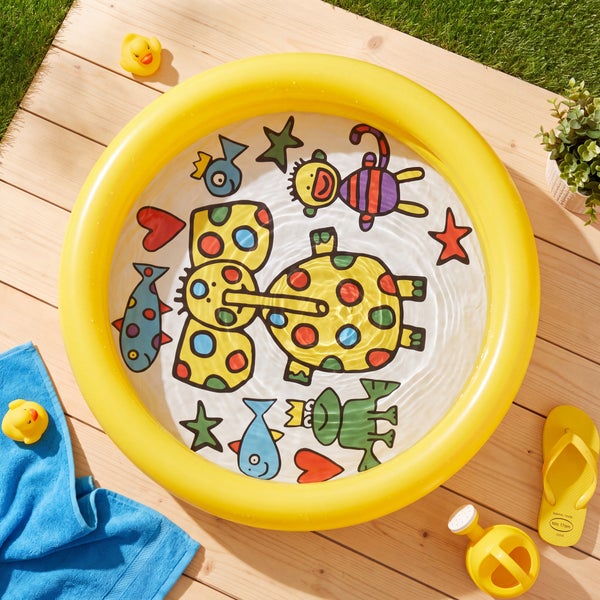 Rundes Kinderplanschbecken mit Tiermotiven auf einer Holzterrasse mit Badezubehör