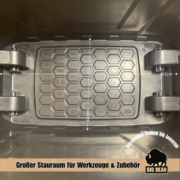 Kunststoff Aufbewahrungsbox mit versenkten Rollen am Boden, Maße 82 Zentimeter mal 44 Zentimeter, ideal als Stauraum für Werkzeuge und Zubehör.