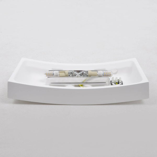 Gebogene Wandleuchte aus Gips mit LED-Leuchtmittel in modernem Design.