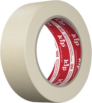 Eine Rolle Kip Abklebeband 304 für Malerarbeiten auf glatten Untergründen im Innenbereich.