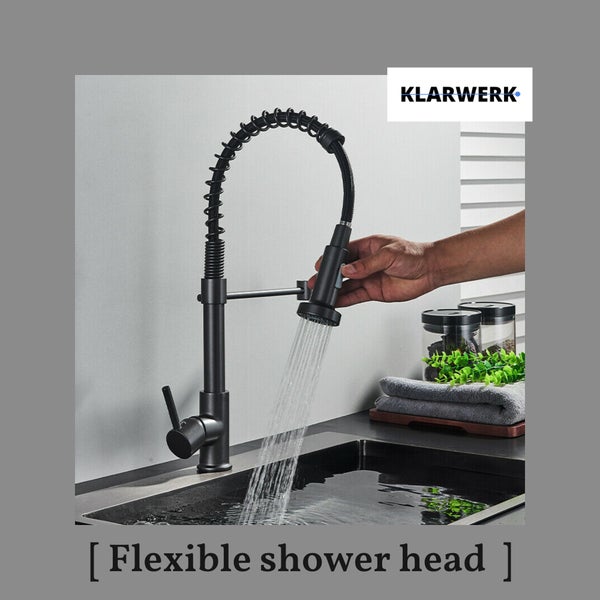 Klarwerk Küchenarmatur mit flexibler Geschirrbrause. Eine Hand hält den Brausekopf mit Wasserstrahl über einer Spüle.