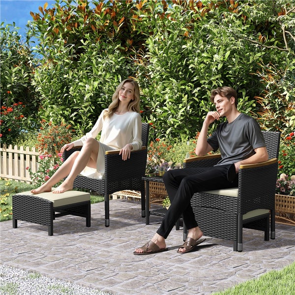 Szene im Garten mit zwei Personen, die auf Korbsesseln mit Polstern sitzen