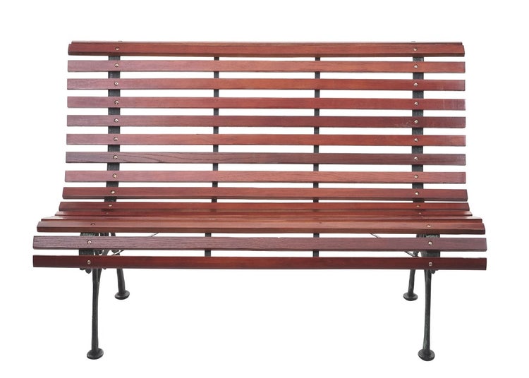 Gartenbank aus Holz mit Metallbeinen und horizontalen Holzlatten.