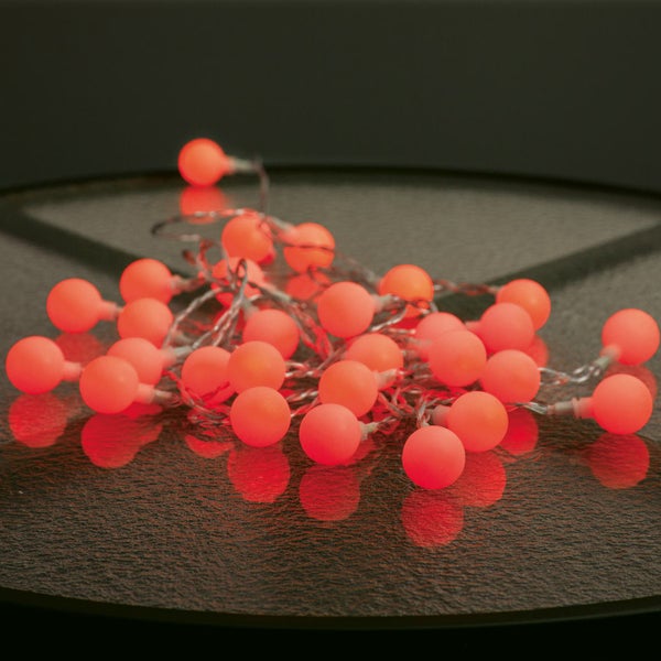 Lichterkette mit runden Lampen auf einem Tisch