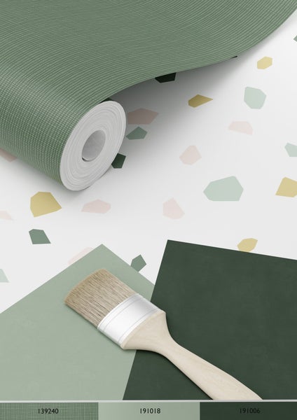 Tapetenrolle mit geometrischem Muster und Pinsel