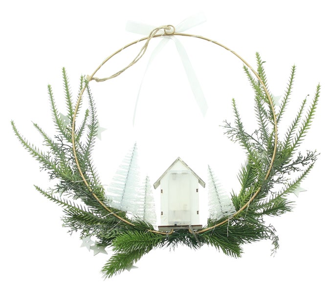 Dekorativer Weihnachtskranz mit Haus, Bäumen, Sternen und Schleife