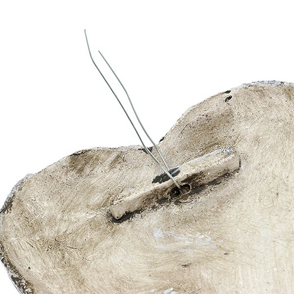 Rückseite einer Gartendekoration mit Drahtaufhängung