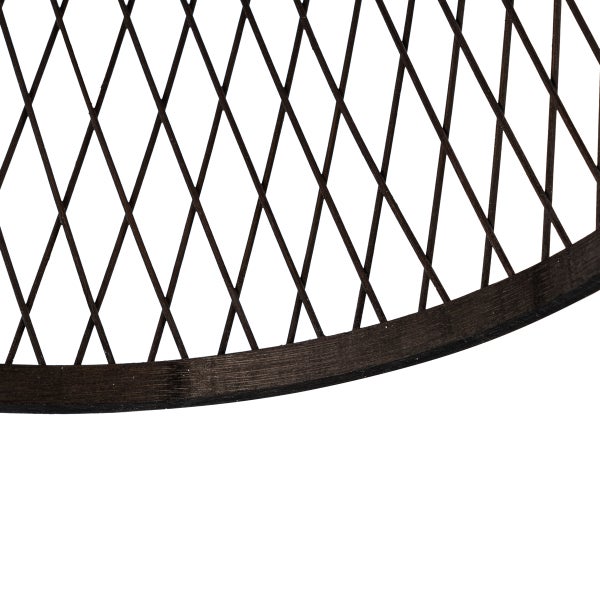 Nahaufnahme eines Metallgitters in Rautenform mit gebogenem Rand.