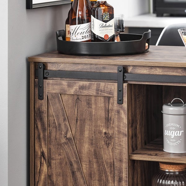 Detailaufnahme eines Sideboards mit Schiebetür im Scheunenstil, Getränken auf einem Tablett und Vorratsbehältern im Regal