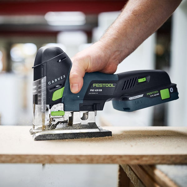 Festool Carvex Pendelstichsäge im Einsatz beim Sägen von Holz