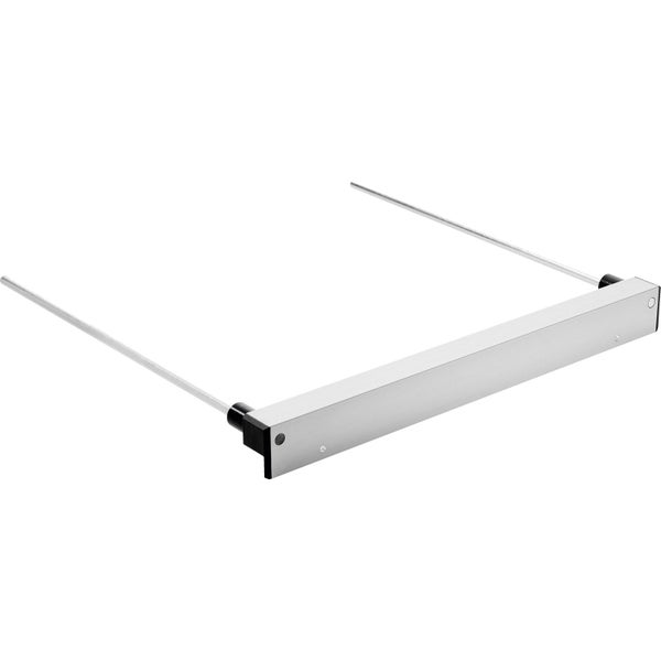 Ausziehbarer Handtuchhalter aus silberfarbenem Metall mit zwei Stangen zur Schrankmontage.