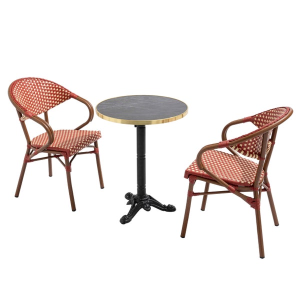 Bistro-Set bestehend aus einem runden Tisch mit dunkler Platte und Messingrand sowie zwei Stühlen mit rot-cremefarbenem Geflecht.