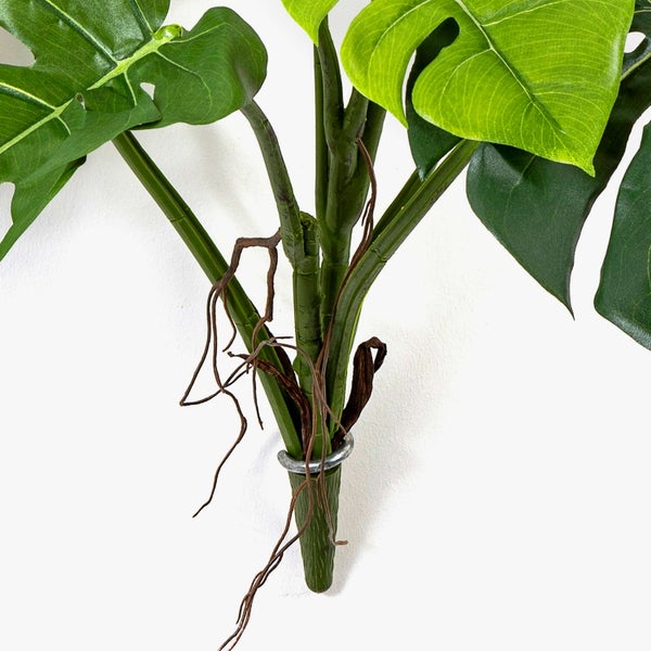 Nahaufnahme einer künstlichen Orchidee mit weiß-rosa Blütenblättern aus Textilmaterial.