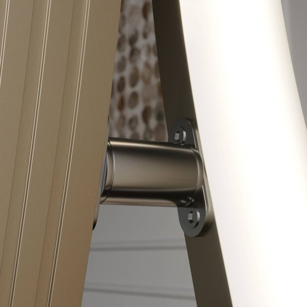 Nahaufnahme einer Heizkörperverbindung zwischen vertikalen Profilen.