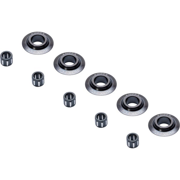 Mann fixiert Holzstücke mit einer Schraubzwinge.