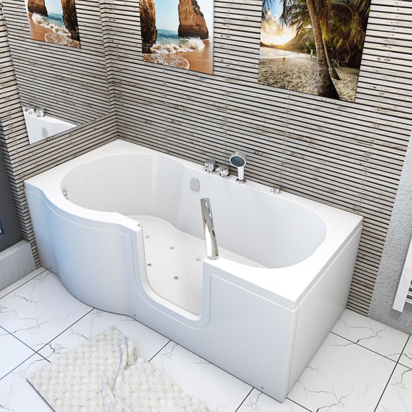 Begehbare Badewanne im Badezimmer mit Wandpaneelen in Holzoptik und Badezimmermatten auf Marmorboden