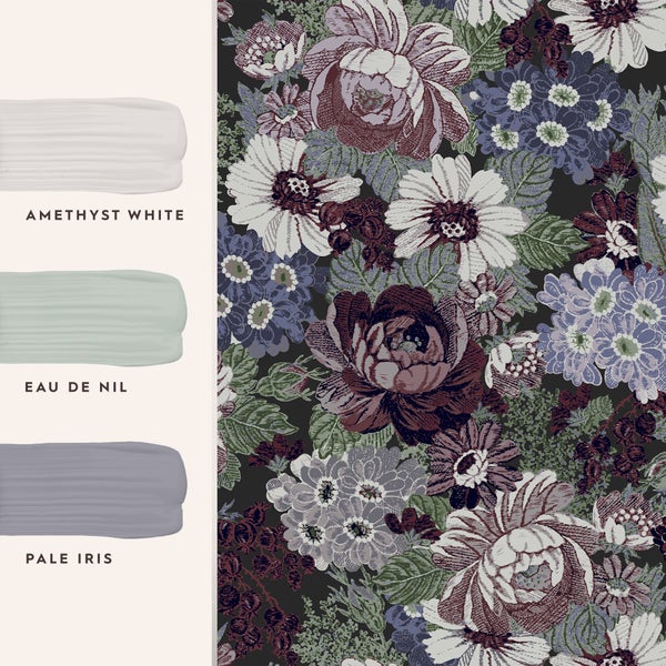 Tapete mit floralem Blumenmuster und drei zugehörigen Farbmustern in Amethyst White, Eau de Nil und Pale Iris.