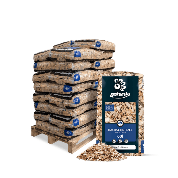 Galamio Hackschnitzel aus 100 Prozent Waldkiefer, Körnung 5 bis 60 Millimeter, 60 Liter Säcke auf Palette gestapelt und eine Einzelpackung.