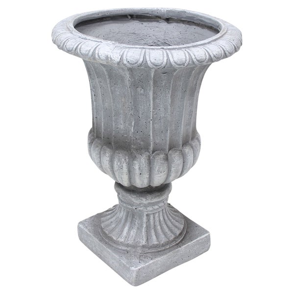 Graue Gartenamphore aus Steinguss mit Rippenmuster und quadratischem Fuß.